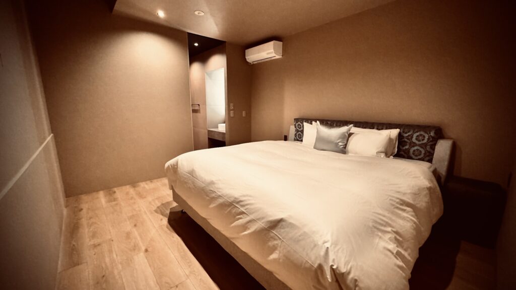 King-size bed in the Gin Suite at THE KAKU, Nara