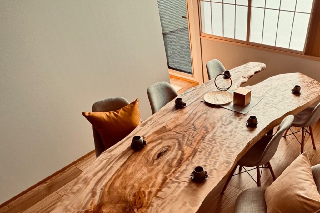 一枚板のダイニングテーブルと椅子|THE KAKU Kin Suite