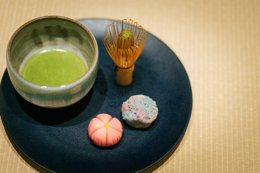 茶室で愉しむ抹茶と和菓子|THE KAKU
