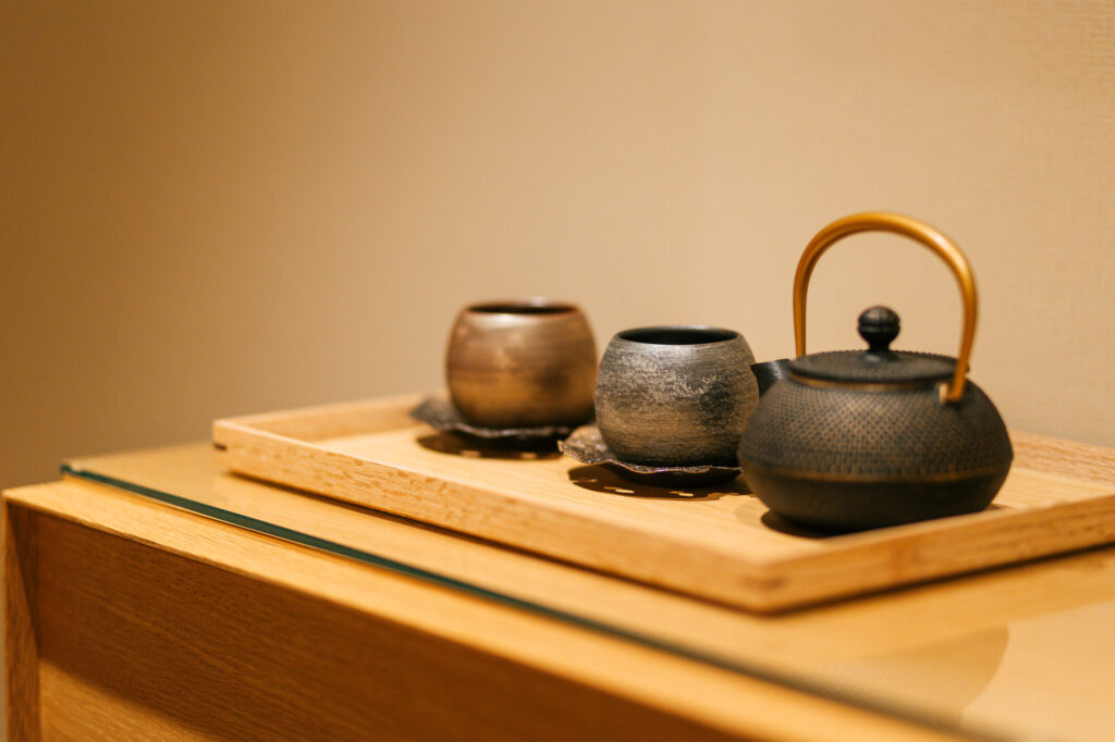 茶室に用意された鉄瓶と茶碗｜THE KAKU 奈良